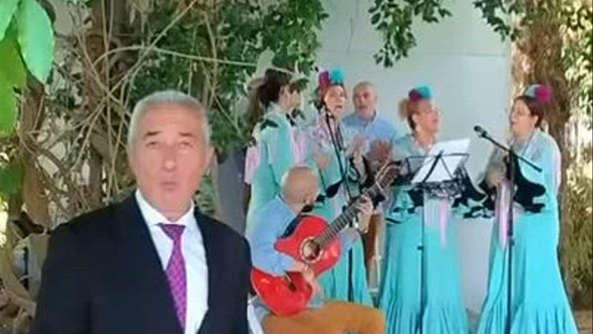El oficiante haciendo equipo con los músicos.