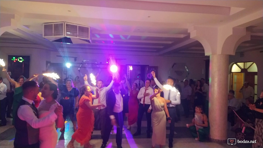 Espectacular baile de novios e invitados