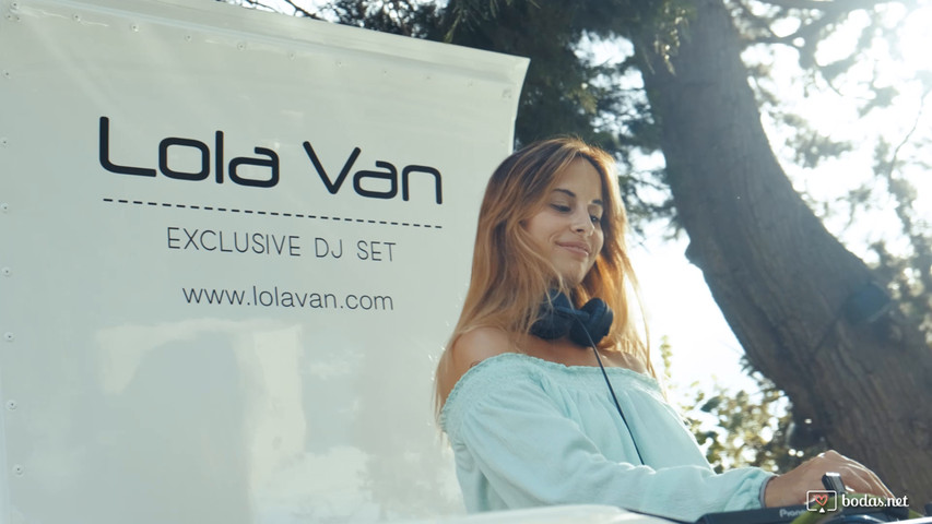 Lola Van + DJ Irina Flake