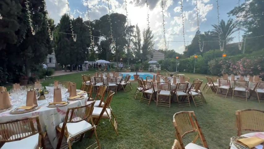 Banquete con la casa verde de fondo e iglesia románica 