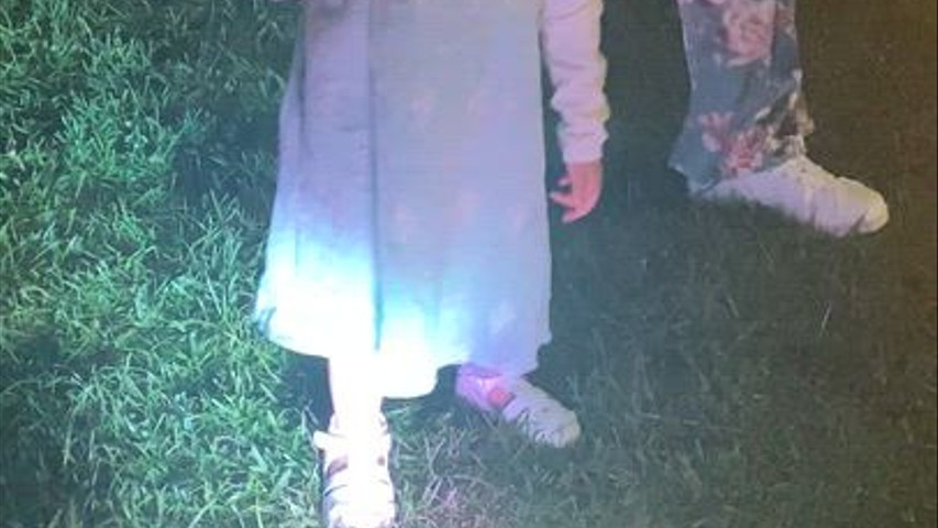 Criança a dançar com a luz