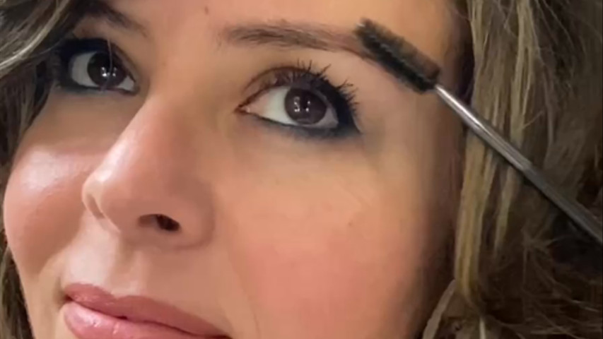 ¿Te gustaría saber cómo maquillar tus cejas? 