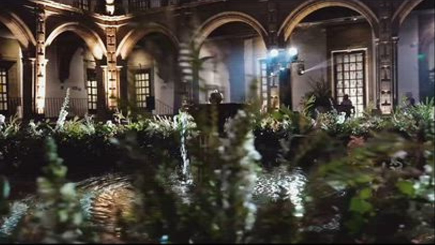 Boda en patio de noche 