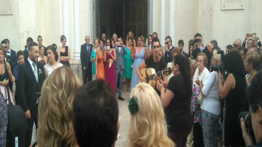 Cantando en la puerta de la iglesia.