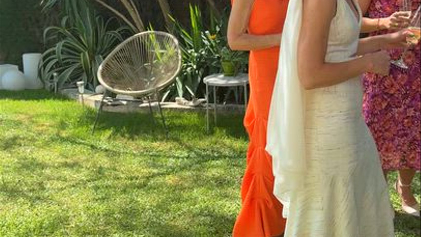 La novia y su mami de naranja 😍