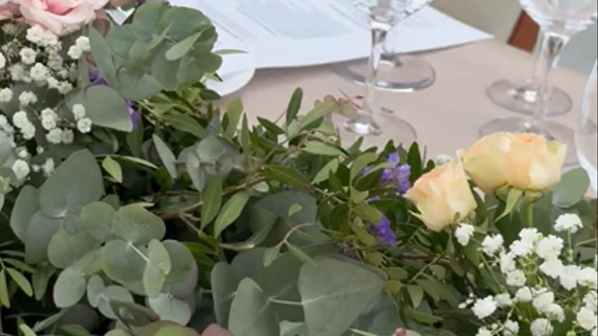 DECORACIÓN BANQUETE CON GUIRNALDA FLORAL
