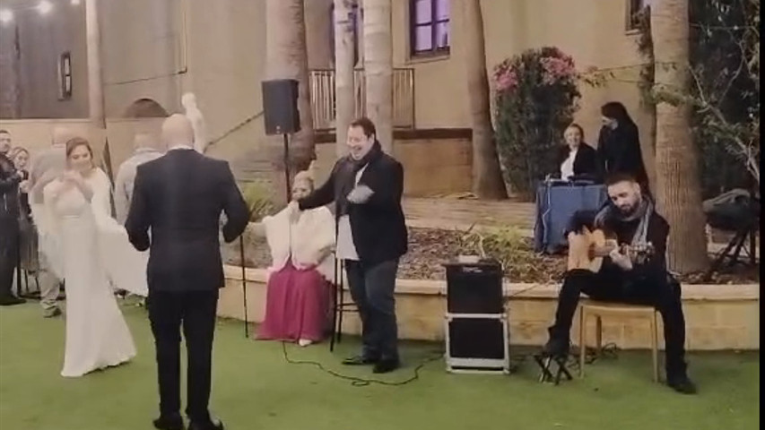 Los novios bailando por sevillanas