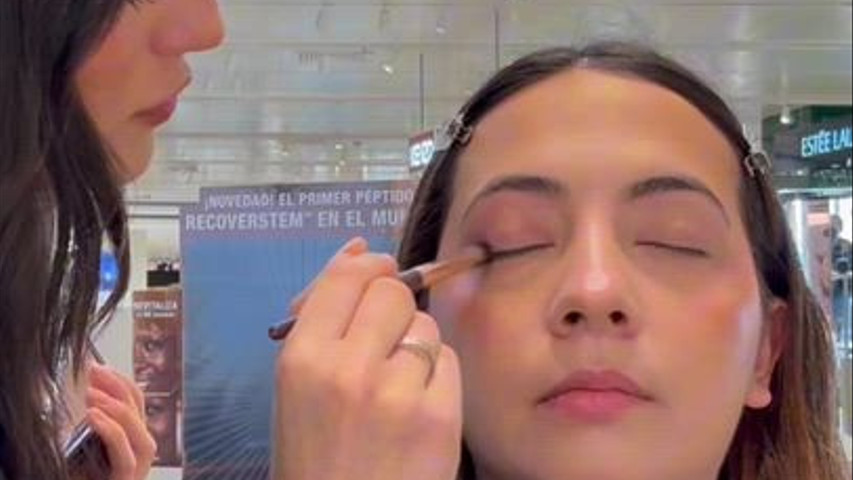 Maquillaje resaltando su belleza natural 