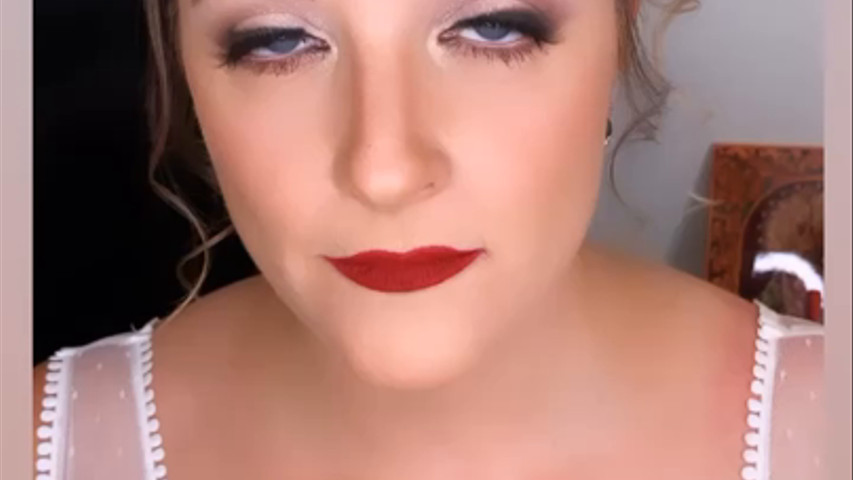 Maquillaje de novia con labios rojos 