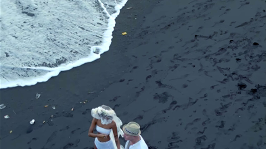 Preboda en la playa de arena negras, Bali