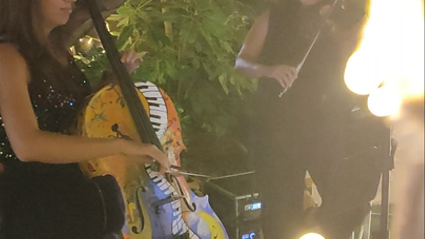 Dúo cello y violín con bases para cóctel