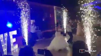 Baile entre chispa fria, sin pirotecnia, sin humo