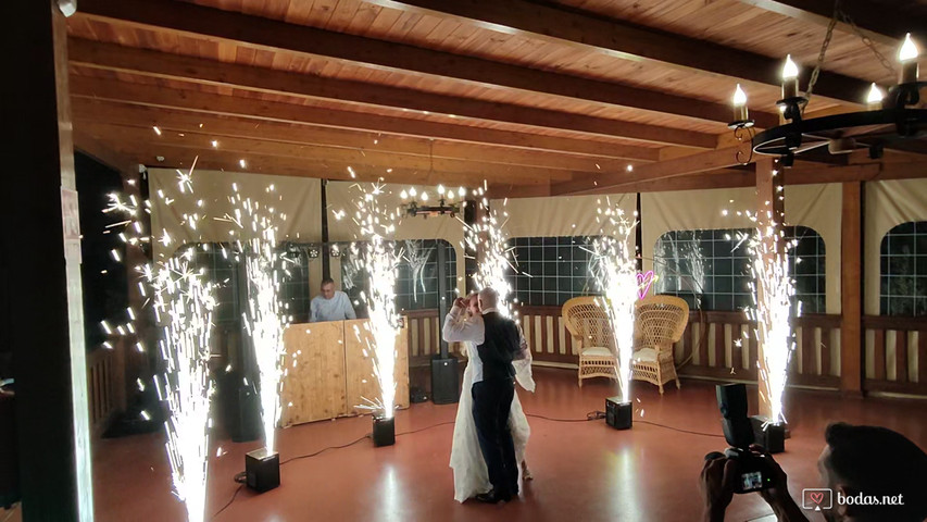 Baile entre chispas blancas 