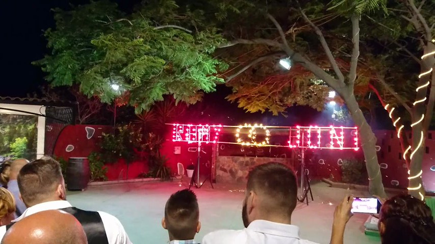 Cartel con el nombre de los novios