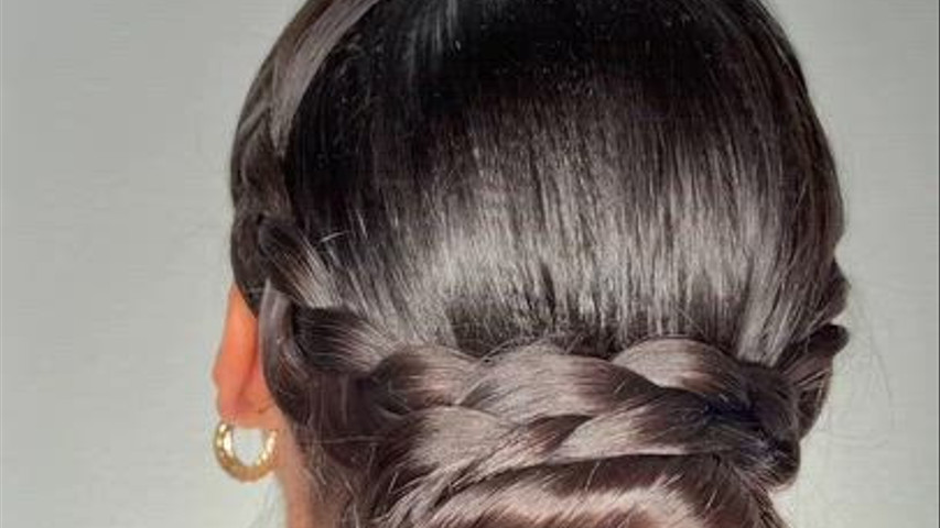 Moño bajo elegante con trenza integrada