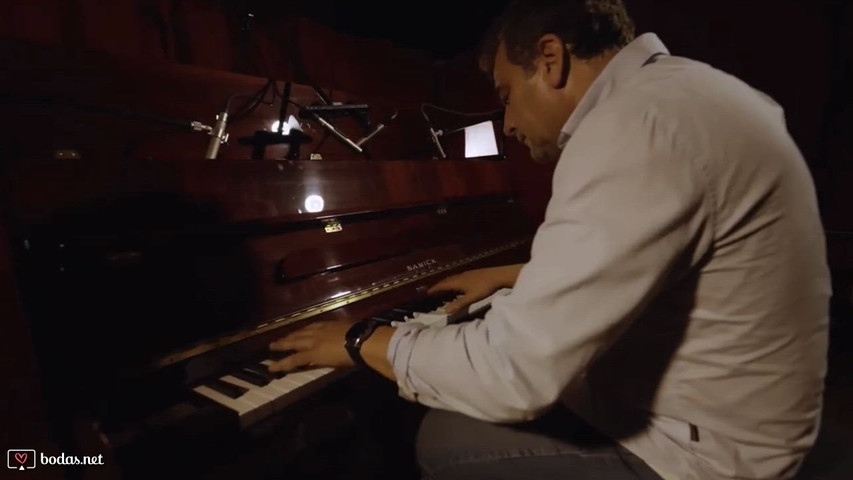 Grupo jazz piano, saxo, cantante y guitarra.