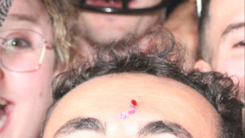 “Fotomatón: risas que se convierten en recuerdos.”