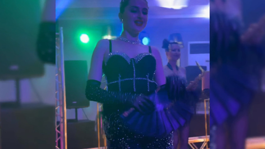 Gatsby show: saxo y bailarinas