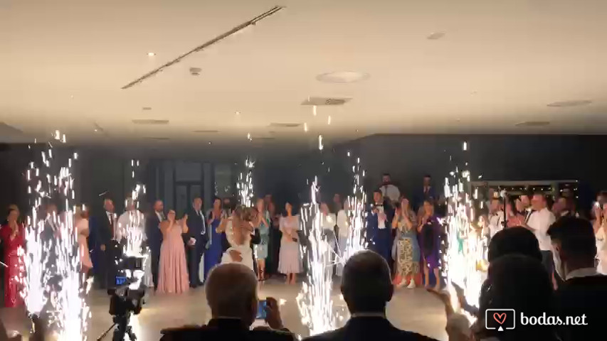 Baile nupcial con fuego frío en interior