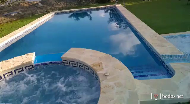 Piscina con jacuzzi