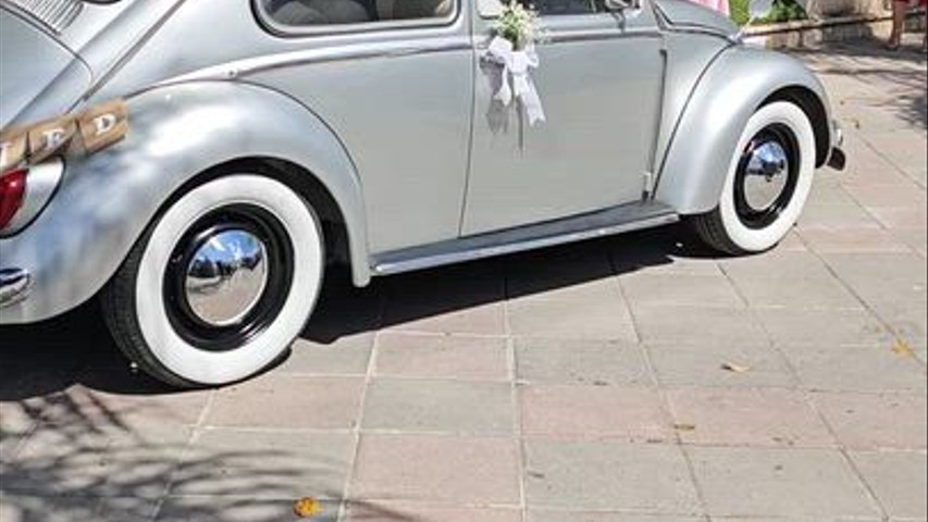 Llegada de los recién casados al salón de celebraciones.
