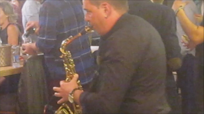 Saxofonista tocando house 
