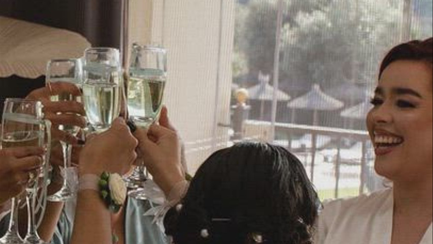 “Maquillaje y peinado para novias e invitados que quieren verse ellas mismas, sentirse seguras y olvidarse de preocupaciones ese día. 