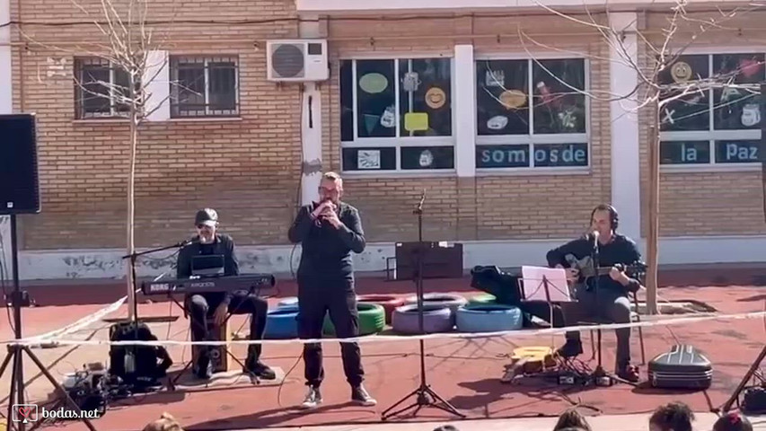 Trío: piano, persusión, guitarra y voz