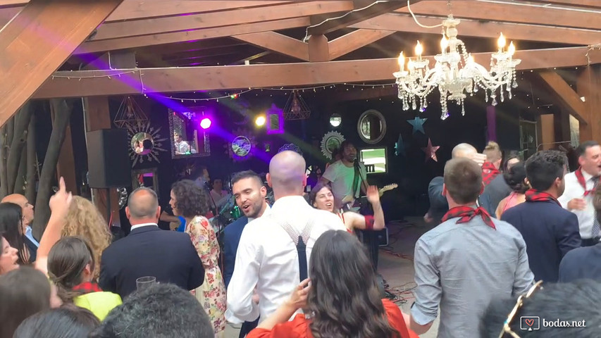 Cuando un brindis pone a todos a cantar