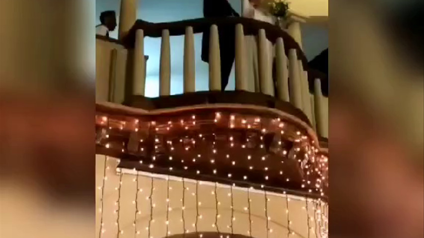 Cantando en la entrada a los novios