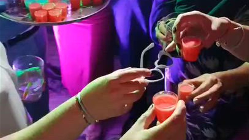 BRINDIS DE CHUPITOS POR LOS NOVIOS
