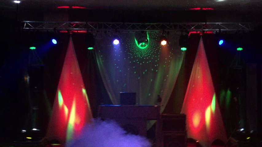 Montaje equipo de sonido e iluminación para boda