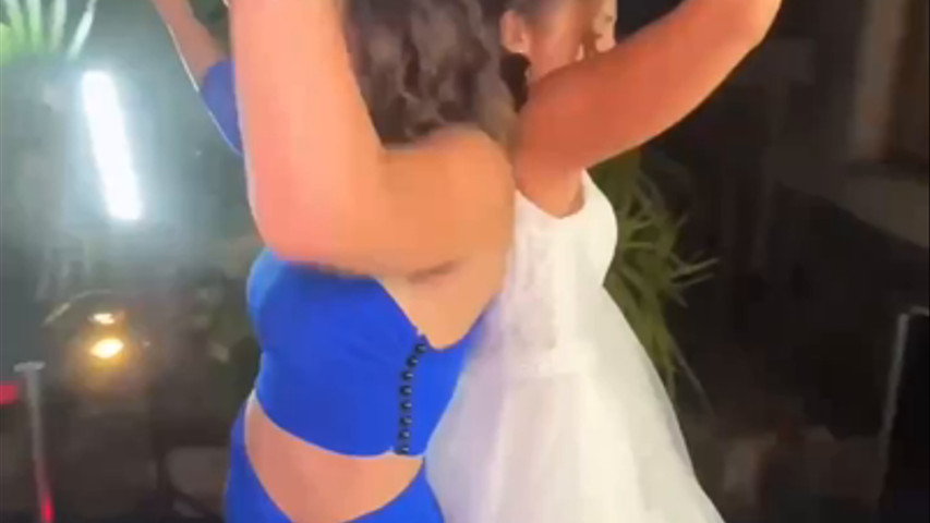Novia supercontenta en su boda