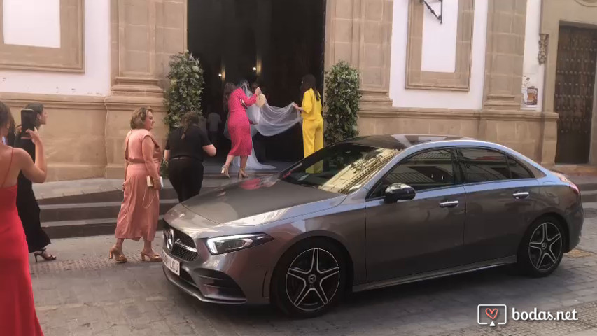 Entrada de la novia a la iglesia de Santa Cruz