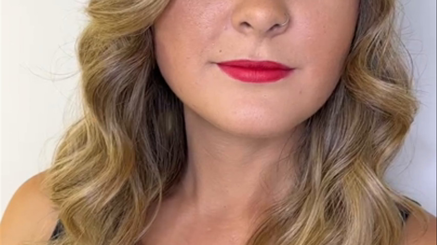 Ondas glam y maquillaje natural 