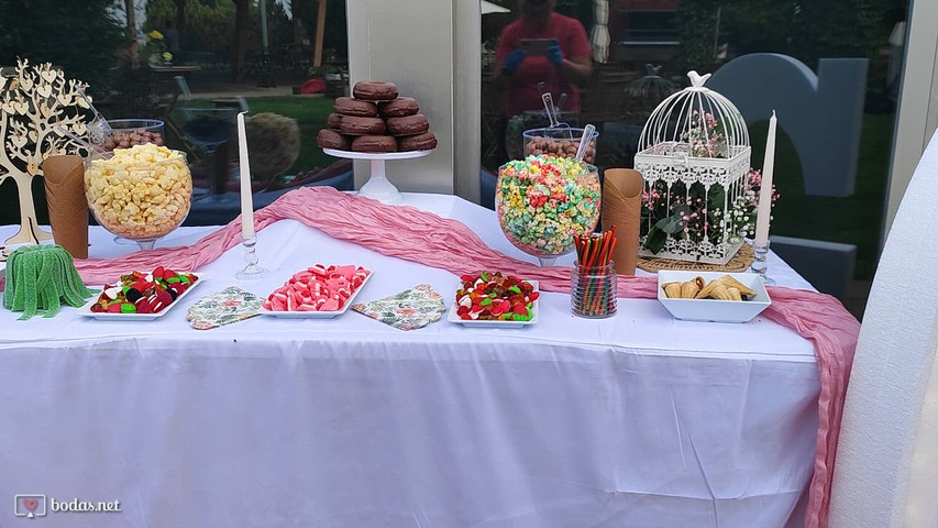 Mesa Candy con actividades para niños y letras luminosas