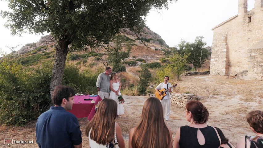 Joan Tena Cantando en la Ceremonia