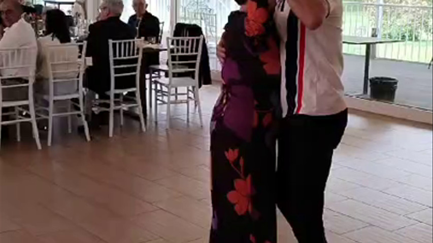 Espontáneos que salen a bailar