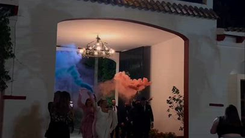 Entrada a Banquete con Bengalas de Humo 