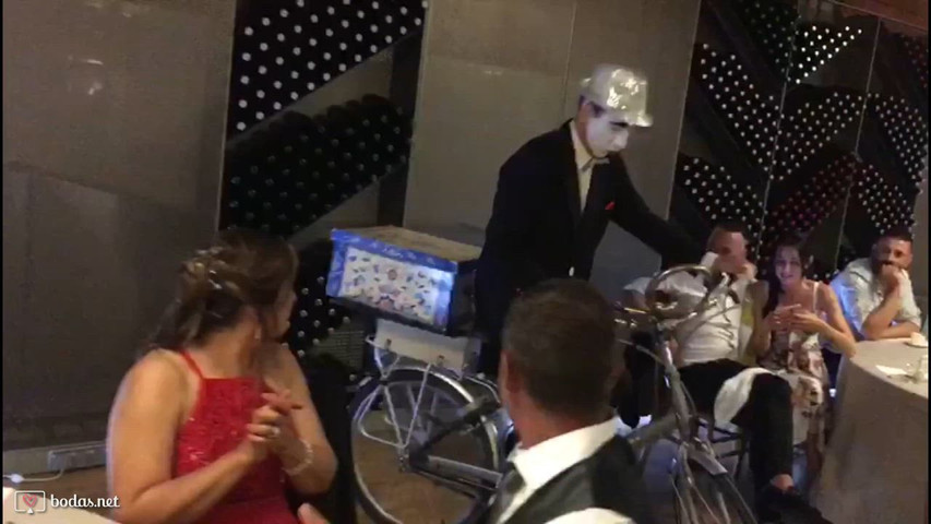 RECOGIENDO APLAUSOS