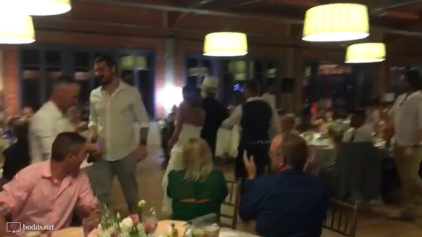 CORTANDO EL PASTEL DE BODA