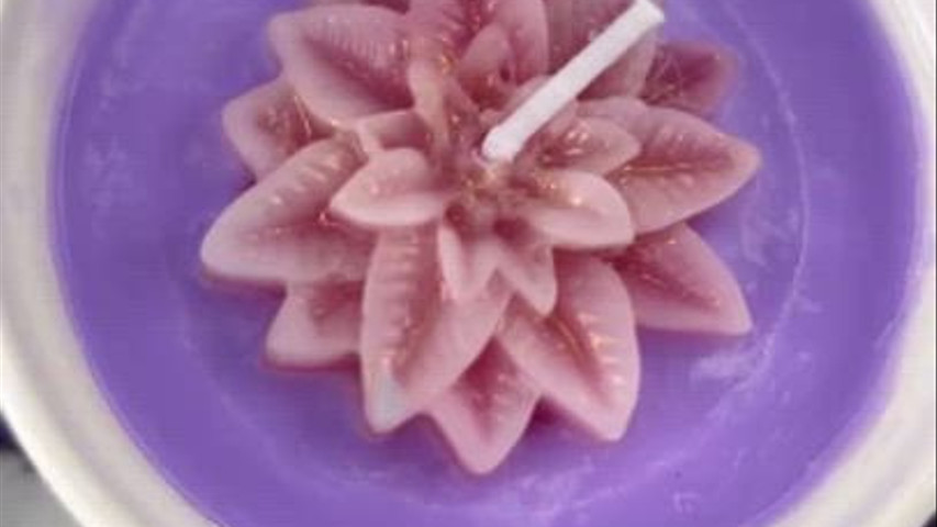 Cuenco con cera y detalle floral