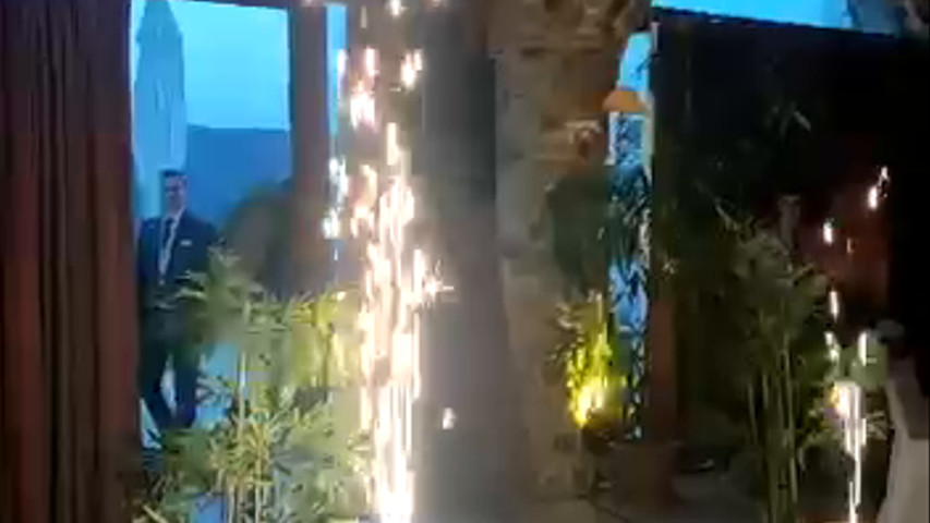 Entrada de los novios con fuego frío a salón