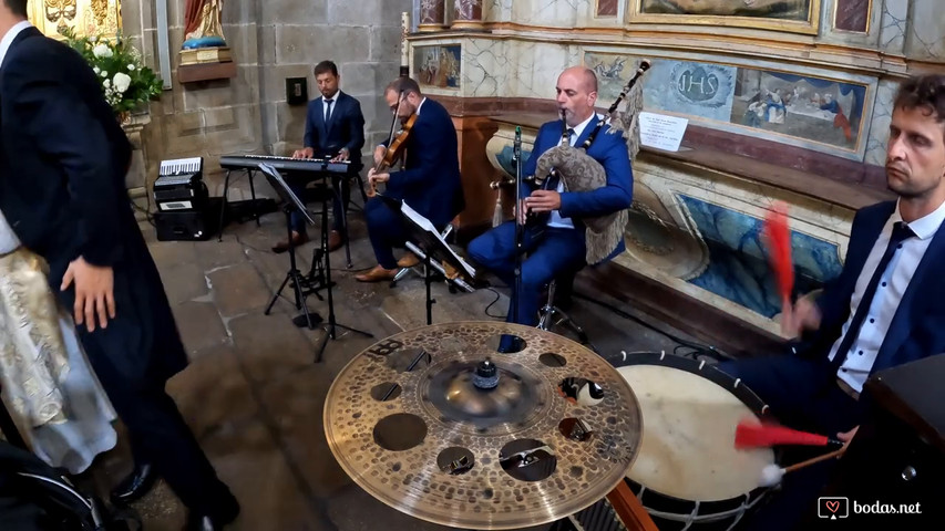 CEREMONIA- El ultimo mohicano con gaita- Directo desde el Monasterio de Poio 