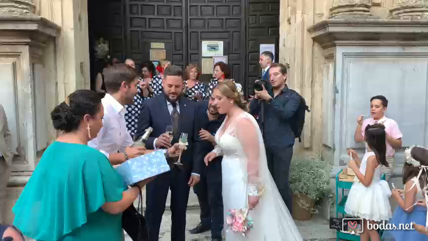 Brindis a la salida de la boda de Mary y Sergio