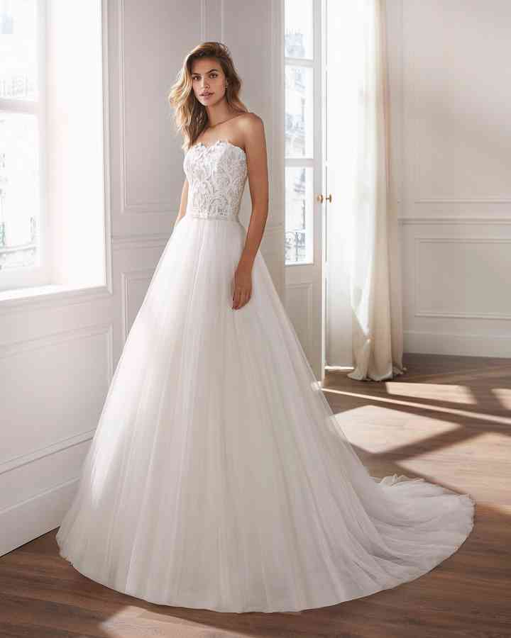 Vestidos de invitada escote palabra de honor con los que deslumbrarás esta  primavera