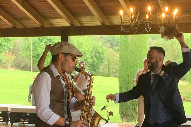 Saxofonista interpretó Peaches en una boda y es el sueño