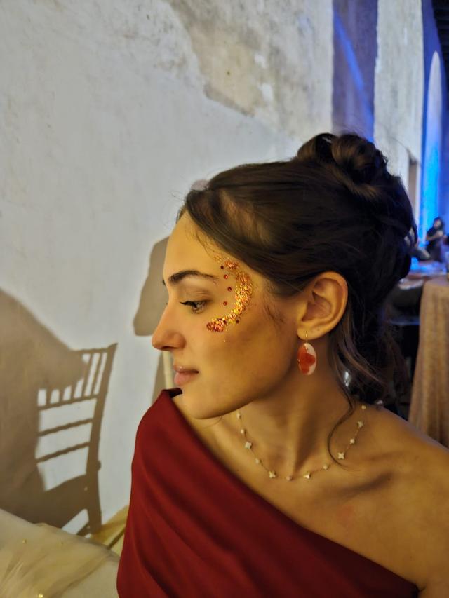 Rocio Bizcocho - Glitter Corner Mua - 1