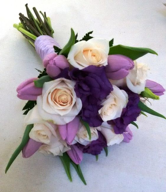 Con rosas y flores moradas