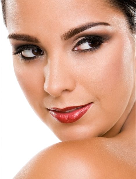 Ojos ahumados labios rojos